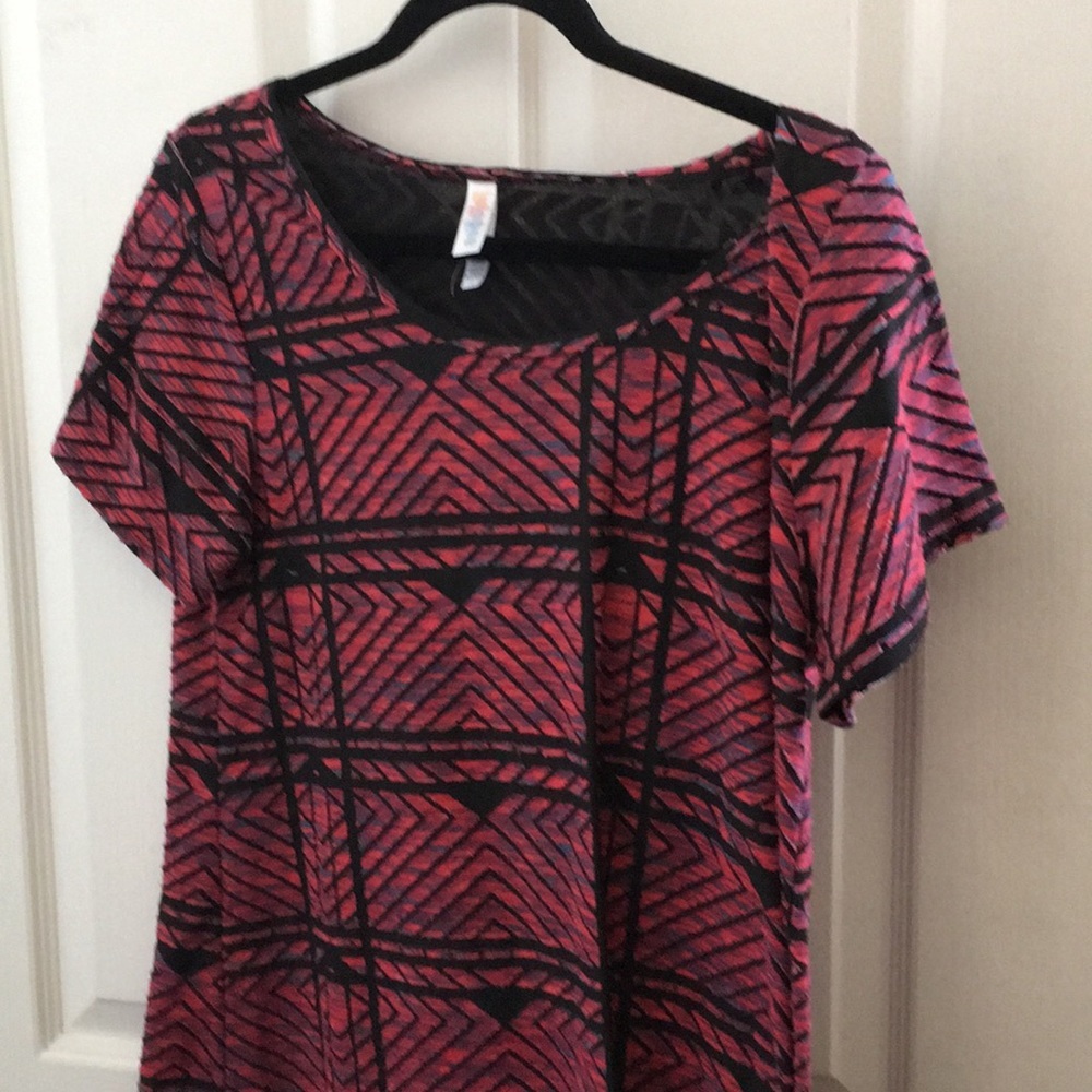 FINAL MARKDOWN Ladiesβ NWOT LuLaRoe Top (L)
